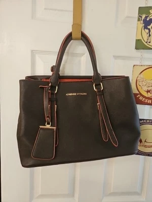 Bolso Bandolera Adrienne Vittadini Negro/Rojo  Foto 1 de 4