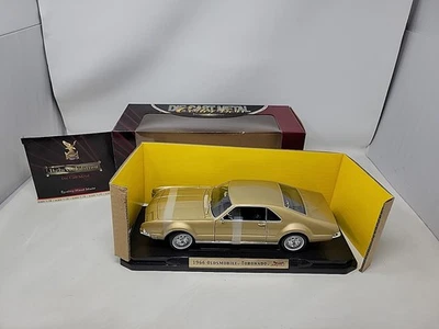Coche modelo Oldsmobile Toronado 1966 dorado escala 1/18 diecast Road Signature Foto 1 de 4