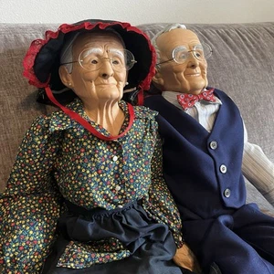 Muñecas de porcelana William Wallace Jr 1989 abuela y abuelo 23" con ropa - Imagen 1 de 10