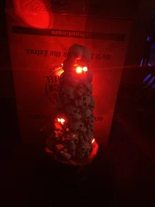 Halloween Requisite 21" Gips beleuchtet Totenkopf Stapel. Schwer. Einzigartiges Gothic Dekor. - Bild 1 von 10
