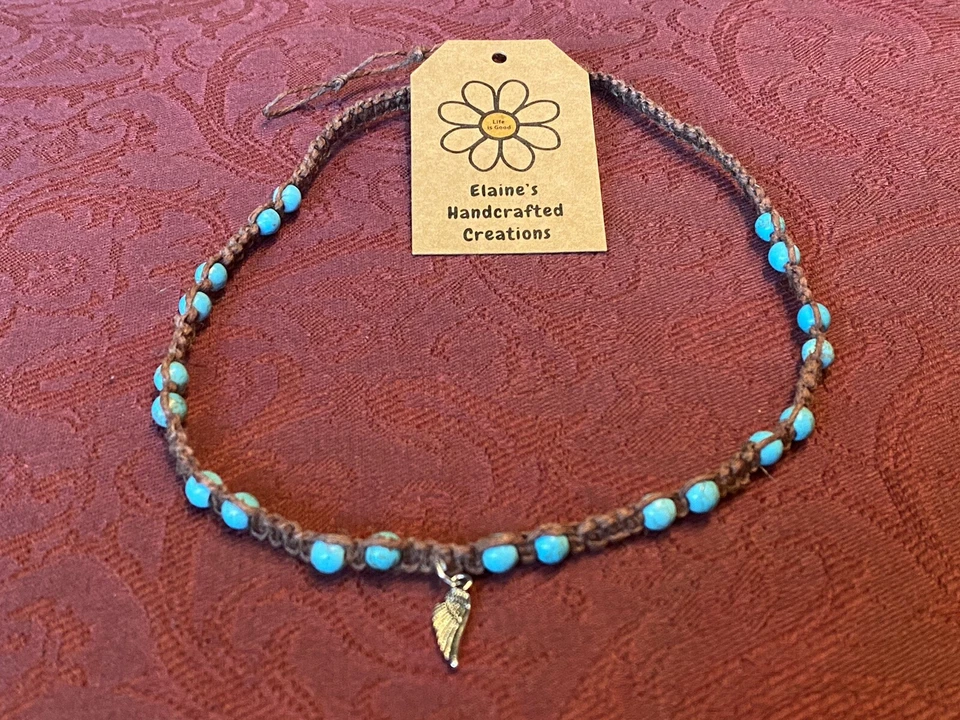 Collar con dije de ala de plata, cordón de cáñamo marrón, cuentas de piedra de color turquesa. Foto 1 de 4