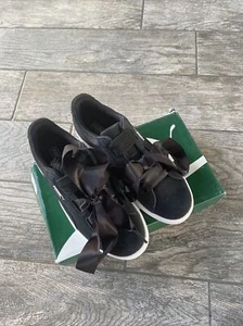 Gr-5,5Y Puma Kinder Suede Heart Sneaker, schwarz - Bild 1 von 5