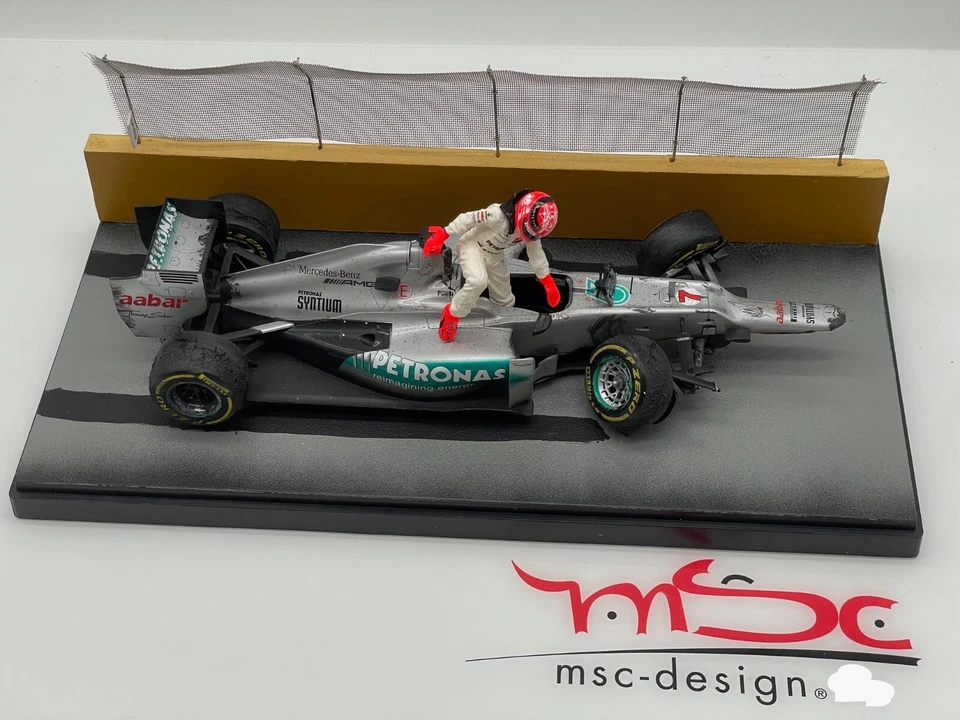 1:18 Schumacher Mercedes GP W03 Singapore Crash, limitiert, mit Zertifikat - Bild 1 von 4