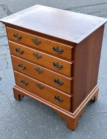 Vintage Eldred Wheeler cherry Chippendale 4 graduated drawer chest bracket feet Cover