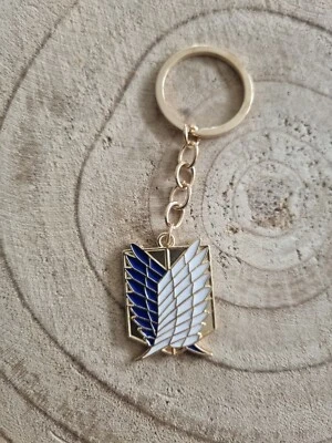 MARKENLOS 🍀 Attack on Titan Schlüsselanhänger Keychain Anime Wings Of Freedom Blau/Gold