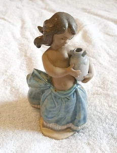 Lladro Little Peasant Girl porcelain figurine #2331 in original box - Picture 1 of 4