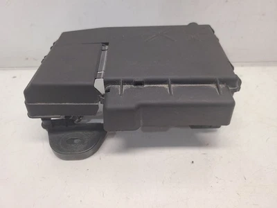 Chevrolet Cruze 2011-14 (1,4 L/AT) batería/bloque de fusibles positivo  Foto 1 de 4