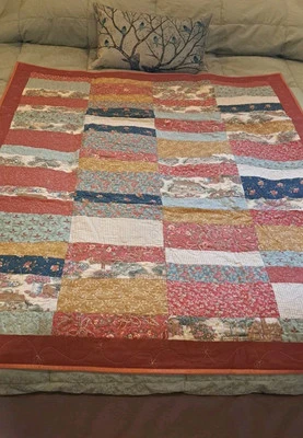 Manta acolchada hecha a mano y a máquina 41 × 53 acogedora colores cálidos Foto 1 de 4