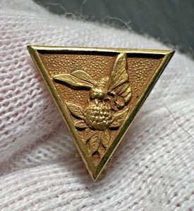 VINTAGE GOLD FILLED BEE ON FLOWER PETITE TRIANGULAR BROOCH H584 - Picture 1 of 9