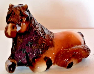 Cheval Keramik Figur Spaghetti braune Haare Pony 2,5" hoch 3" lang - Bild 1 von 2