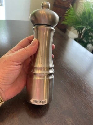 Molino de pimienta trudeau acero inoxidable 8,5" funciona muy bien Foto 1 de 4