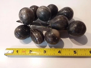 Handgeschnitzter Alabaster Bündel schwarzer Trauben Stein Obst früher italienischer Holzstiel - Bild 1 von 11