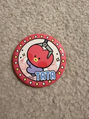BT21 Tata Can Insignia Grúa Diseño de Juego 2.2 pulgadas Rojo Azul BTS V Pin Botón Foto 1 de 2