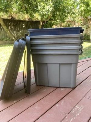 Rubbermaid Roughneck, 18 Gal, 4 recipientes e tampas, + 1 extra LB8010, resistente - Imagem 1 de 4