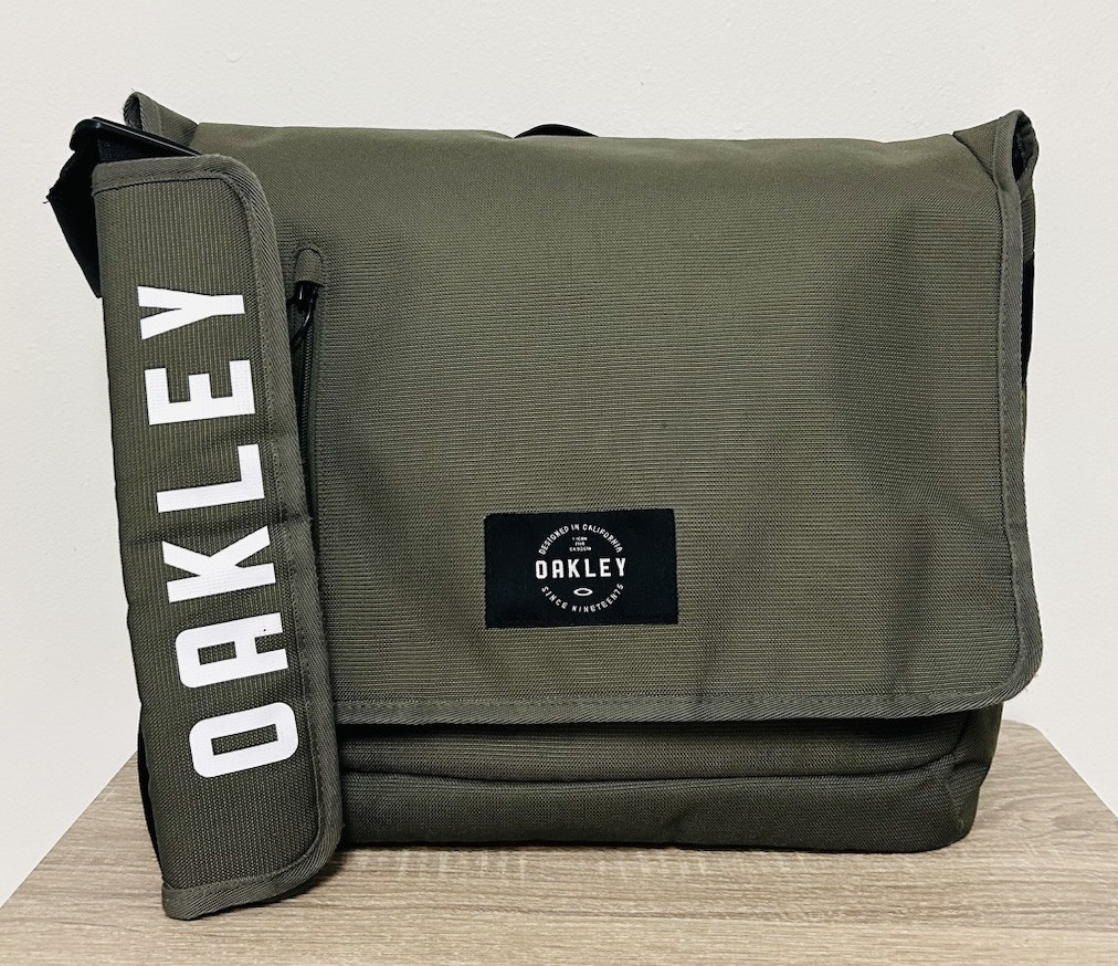 OAKLEY メッセンジャーバッグ OAKLEY（オークリー）の「/OAKLEY/15L STREET MESSENGER BAG