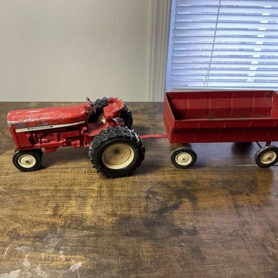 Винтаж 1960-е ERTL International Красный Литой Игрушечный Трактор И Вагон 1:16 - Изображение 1 из 4
