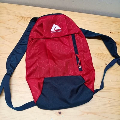 Mochila de viaje Ozark Trail 10L roja pequeña Foto 1 de 4