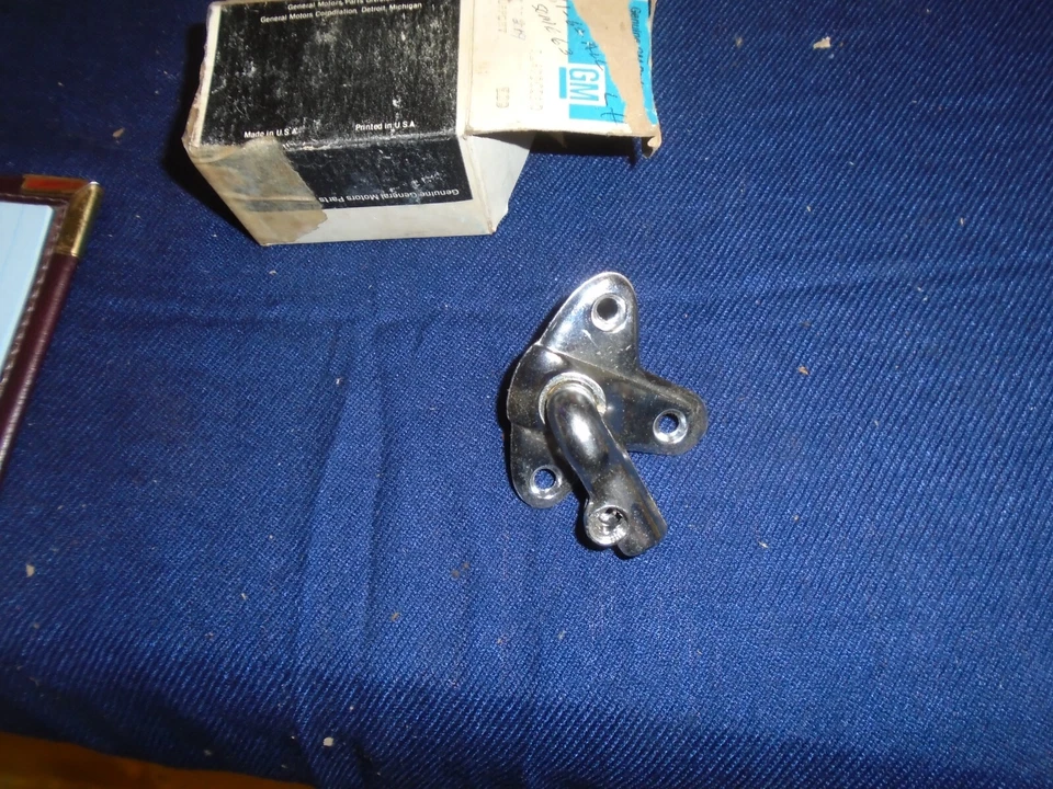 Кронштейн солнцезащитного козырька 1960-63 Pontiac NOS LH 4790580 IMPALA CHEVROLET 62,61 - Изображение 1 из 1
