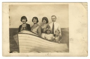 Antike echte Foto Postkarte Familie Reiten im Boot im Studio RPPC - Bild 1 von 2