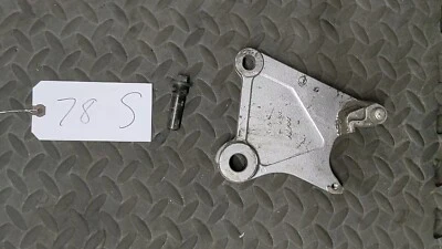 Soporte de montaje de pinza de freno trasero Honda VTX1300C VTX 1300 43110-MEA-672 OEM Foto 1 de 4