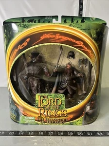 Paquete de 2 figuras de acción ToyBiz de El Señor de los Anillos Guerrero Uruk-Hai y Gimli selladas  - Imagen 1 de 6