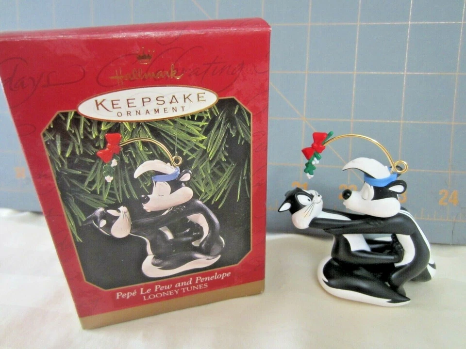 Hallmark Keepsake Ornament Pepe Le Pew and Penelope 1998 Looney Tunes Skunk B1