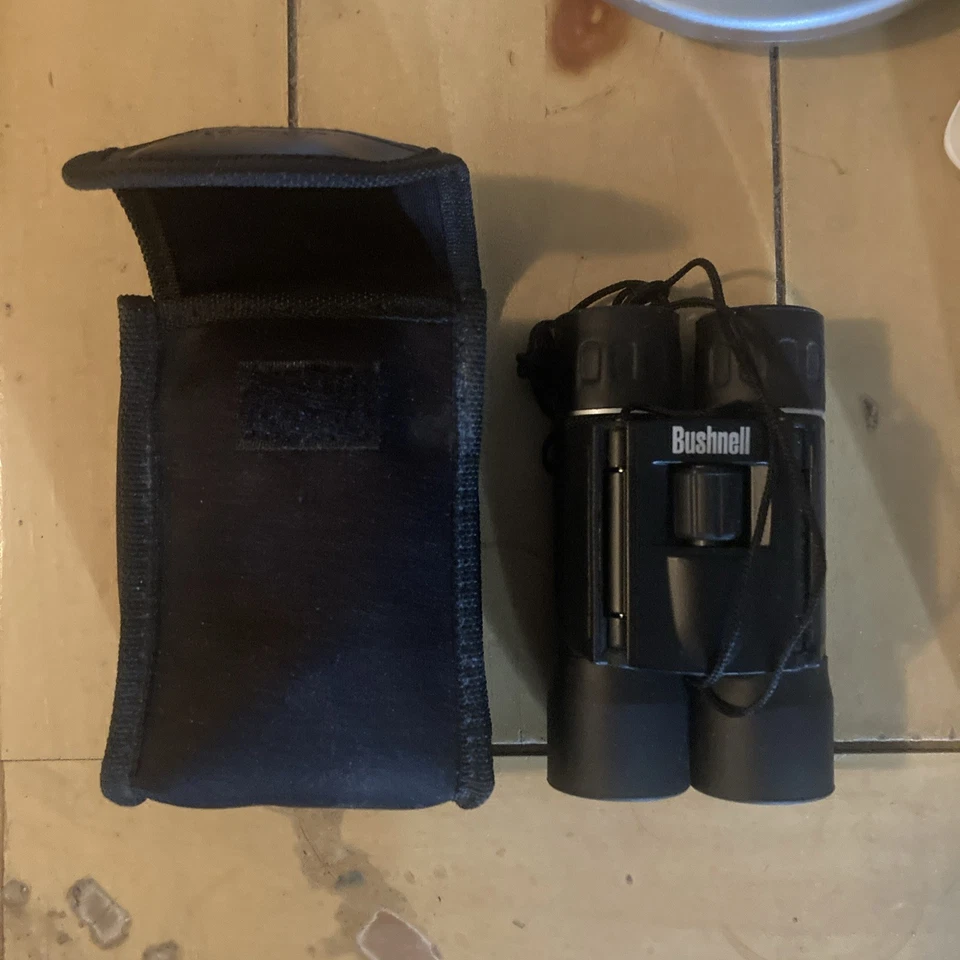 Bushnell Binoculars with Case 10x25 302 ft at 1000 Yards golf football sports  - Image 1 of 4