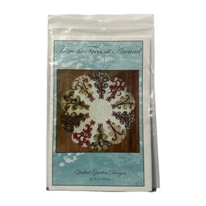 Trim the Trees All Around Table Topper Quilt Pattern by Quilted Garden Designs - Bild 1 von 4