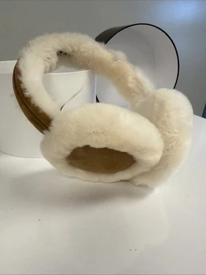 NUEVO En Caja UGG Mujer Australia Piel de Oveja Orejeras - Clásico Castaño Foto 1 de 4