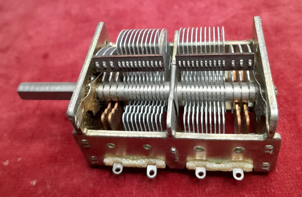 CONDENSATORE VARIABILE A 4 SEZIONI DEMOLTIPLICATO. Leggi bene !. *38 - Immagine 1 di 4