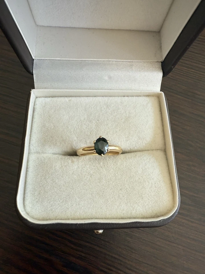 Elegancia atemporal: anillo solitario vintage de piedras preciosas verde oscuro ovalado de oro de 14K Foto 1 de 4
