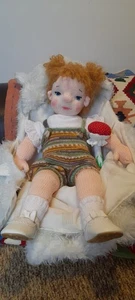 Mädchen mit Latzhose Waldorfpuppe abnehmbare Kleidung - brandneu maßgeschneidert - Bild 1 von 20