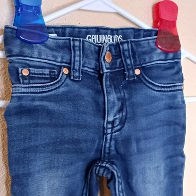 Pantalones de mezclilla ajustados genuinos para niños de Oshkosh para bebés niños talla 2T azul desgastado Foto 1 de 4