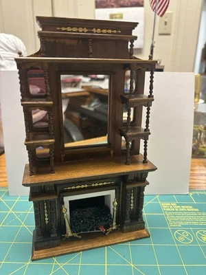 Chimenea miniatura para casa de muñecas con espejo, estantes y rejilla contra incendios con cable Foto 1 de 4