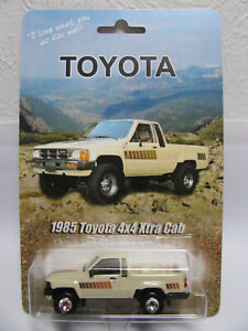 1985 Toyota 4x4 Xtra Cab Pickup Hilux Tan Creme 1/64 Custom Hot Wheels