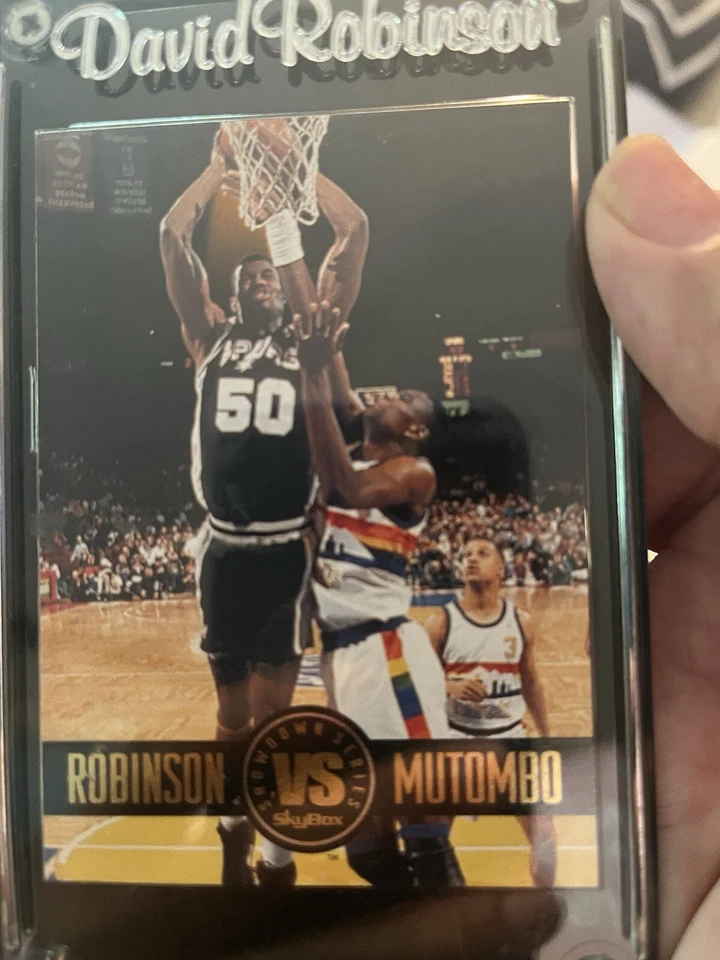 Robinson Vs. Mutombo, Spurs, Nuggets, 1993 Skybox Showdown Series, #SS6 Foto 1 de 4