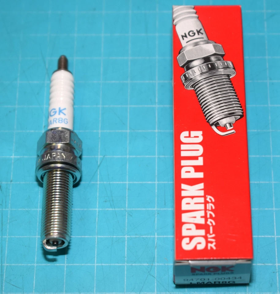 1 bougie NGK LMAR8G d'origine YAMAHA réf.94701-00434 neuf - Photo 1/1