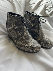 Toms Womens 7.5 Grey Wedge Booties Boots Faux Snakeskin - Picture 1 of 11