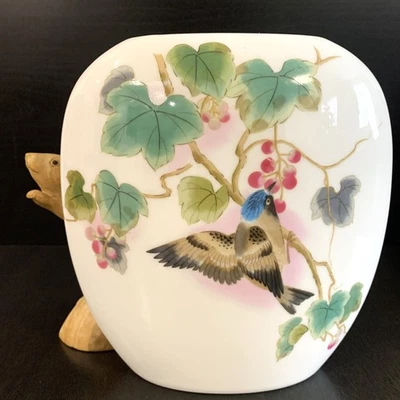 Japanese Ming Tao - White Porcelain PILLOW (Oval) VASE 18cmH - Bird with Berries - Bild 1 von 4