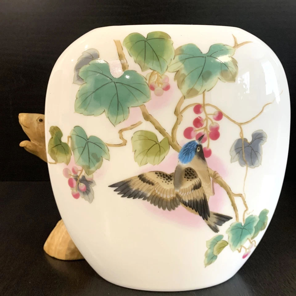 Japanese Ming Tao - White Porcelain PILLOW (Oval) VASE 18cmH - Bird with Berries - Bild 1 von 4
