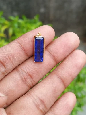 Colgante rectangular de oro zafiro azul, colgante hecho a mano con dije de oro macizo de 18k Foto 1 de 4