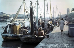 Orig 1965 Kodachrome Slide, Vintage Fishing boats docked along the waters edge - Picture 1 of 1