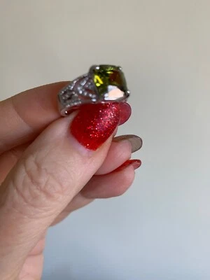 Кольцо филигранное родиевое с зеленым камнем огранки подушка размер 5 - Изображение 1 из 4