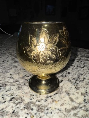 copa de loto pintada de oro  Foto 1 de 3