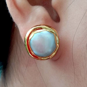 Aretes chapados en oro con bisel de agua dulce de perlas blancas para monedas - Imagen 1 de 7