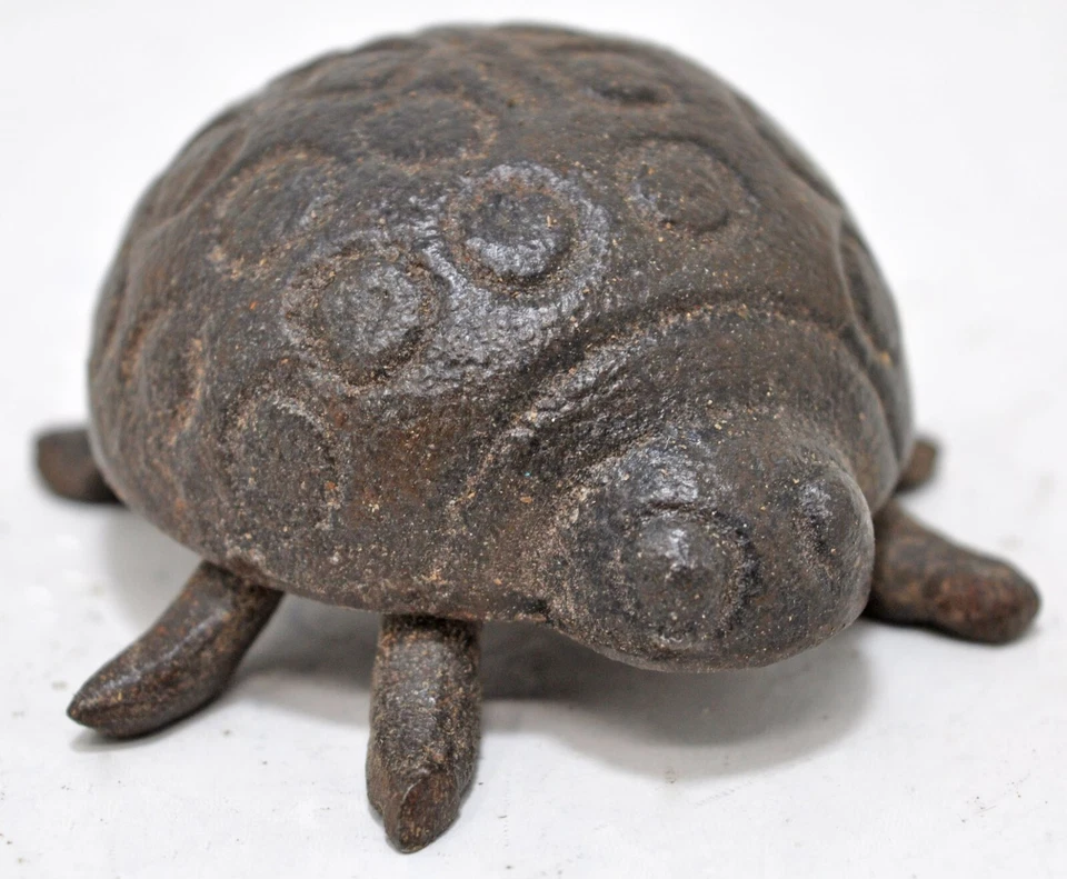 Estatuilla de insecto escarabajo pequeño de hierro de colección original antigua grabada a mano Foto 1 de 4