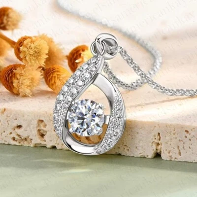 Colgante único para mujer de moissanita de corte redondo enchapado en oro blanco de 14K 1,89 TCW Foto 1 de 4