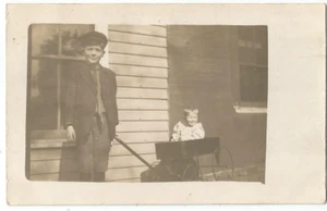 Echt Foto Postkarte RPPC 1910 Großer Junge und kleiner Junge im Wagen - Bild 1 von 2