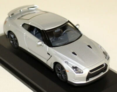 Signature 1/43 - Nissan GT-R R35 Silver Diecast model car - Image 1 of 4