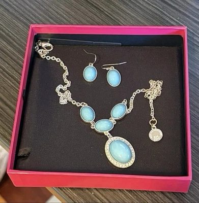 Juego de collar y pendientes Liz Claiborne Foto 1 de 3